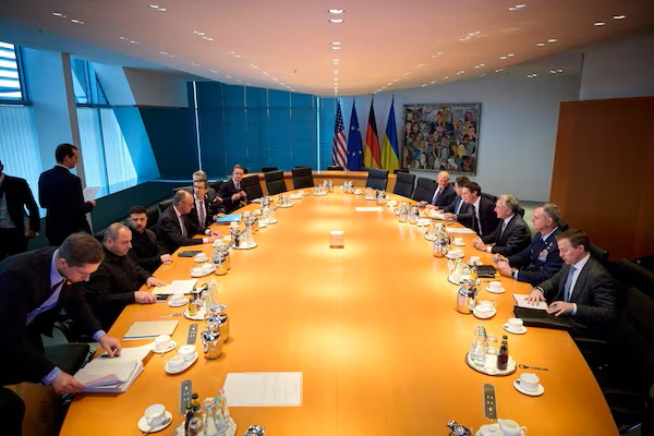 Ucraina și SUA continuă negocierile de pace vineri și sâmbătă, în timp ce Putin e hotărât să-și atingă „obiectivele militare maximaliste”. Zelenski: „Echipa noastră e în drum spre Statele Unite”