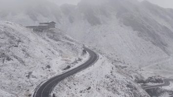 Transalpina a fost închisă din cauza viscolului. Ninsorile și viscolul au ajuns și în Pasul Prislop