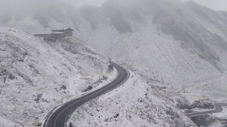 Transalpina a fost închisă din cauza viscolului. Ninsorile și viscolul au ajuns și în Pasul Prislop