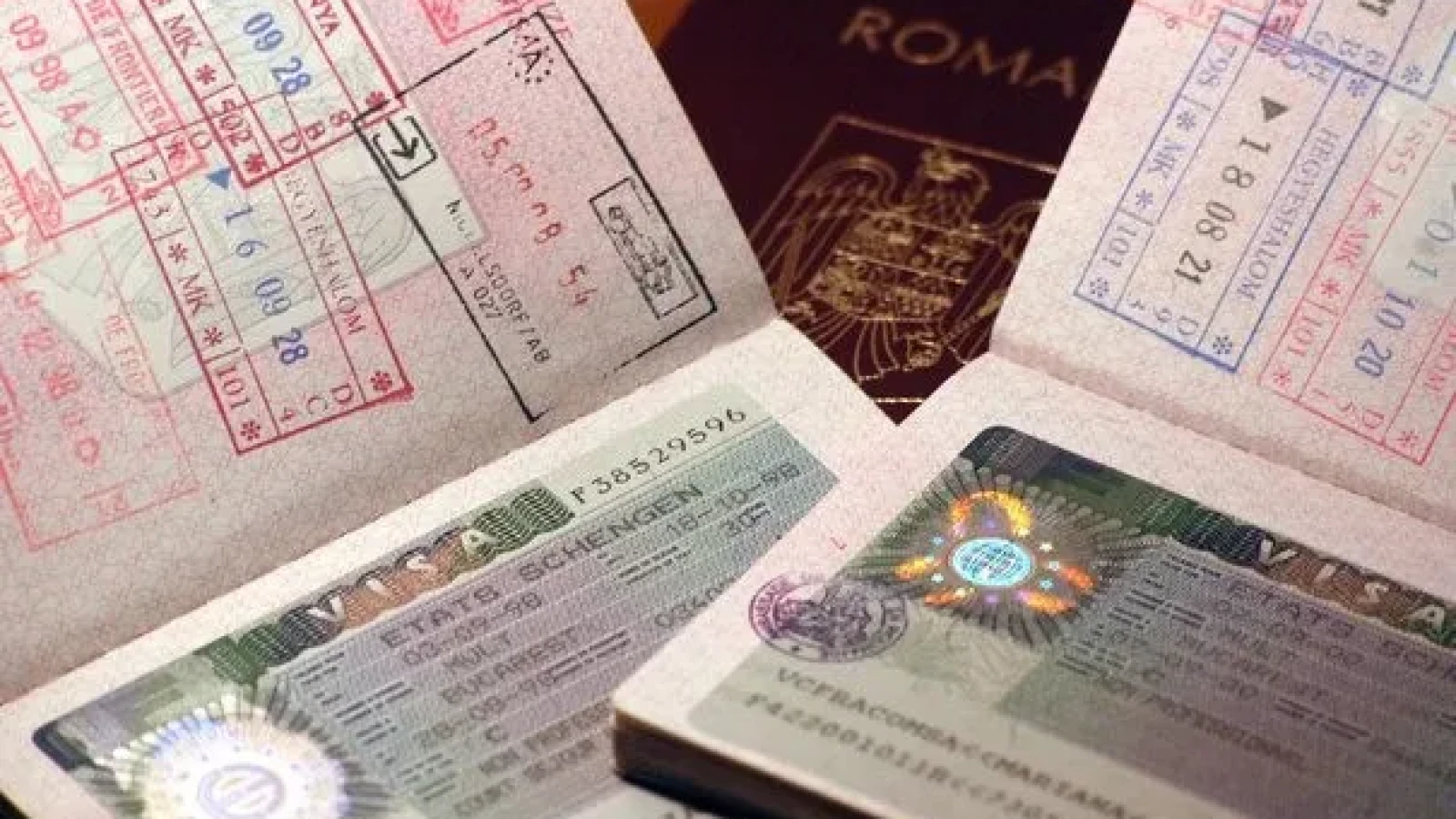 Companiile Google și Apple avertizează angajații cu viză să evite călătoriile internaționale. Care sunt motivele