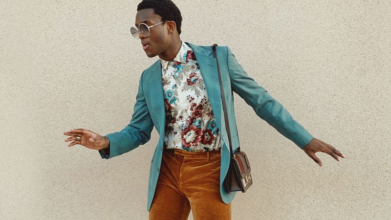 Influencerul Wisdom Kaye, numit de Vogue „cel mai bine îmbrăcat tip de pe TikTok” oferă 25.000 de dolari oamenilor de pe stradă