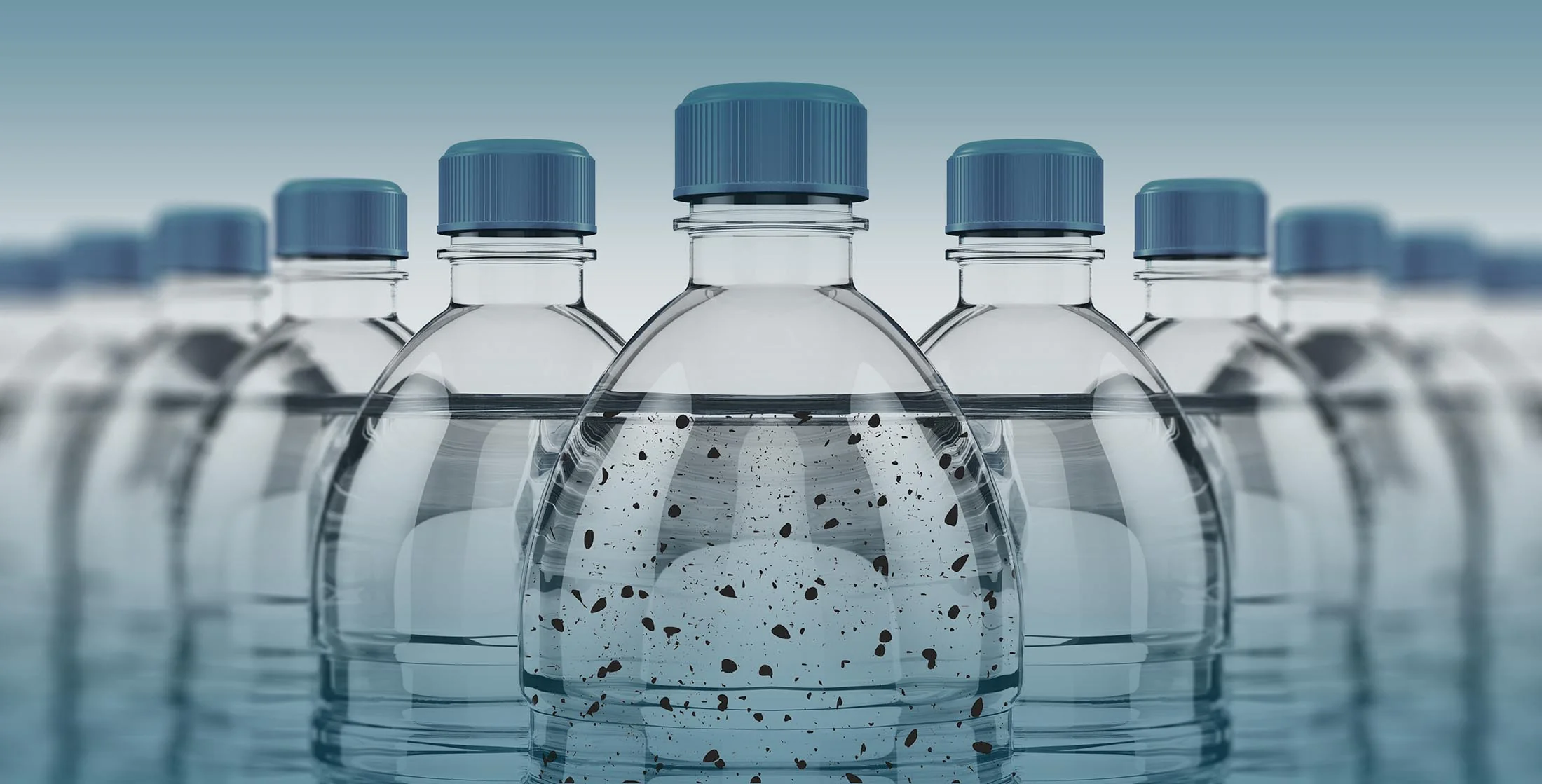 Cercetătorii avertizează că apa îmbuteliată îți aduce 90.000 de microplastice în corp anual