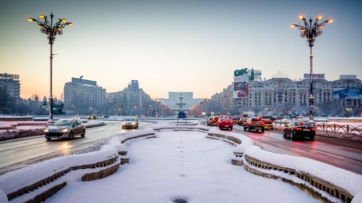 Crăciunul aduce zăpadă și polei în București și alte regiuni din sudul României. Cod galben de ninsori până la ora 20:00. Cum se circulă prin țară