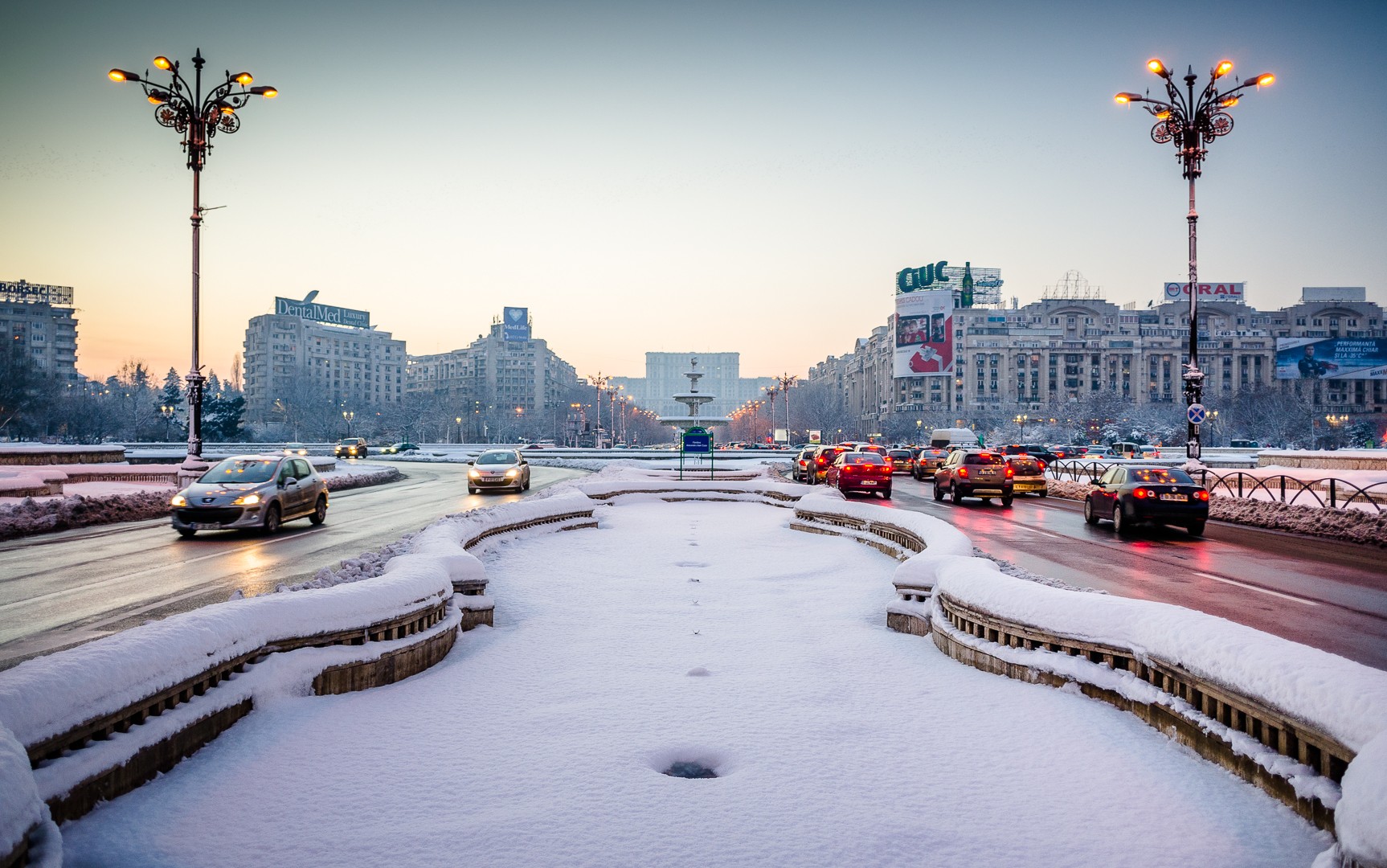 Crăciunul aduce zăpadă și polei în București și alte regiuni din sudul României. Cod galben de ninsori până la ora 20:00. Cum se circulă prin țară