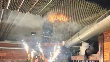 Cum a izbucnit incendiul din Crans-Montana?Scânteile provenite de la artificiile puse pe sticlele de băutură au atins tavanul acoperit cu burete. Majoritatea victimelor aveau între 15 și 25 de ani