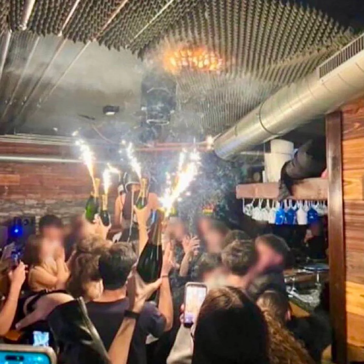 Cum a izbucnit incendiul din Crans-Montana?Scânteile provenite de la artificiile puse pe sticlele de băutură au atins tavanul acoperit cu burete. Majoritatea victimelor aveau între 15 și 25 de ani