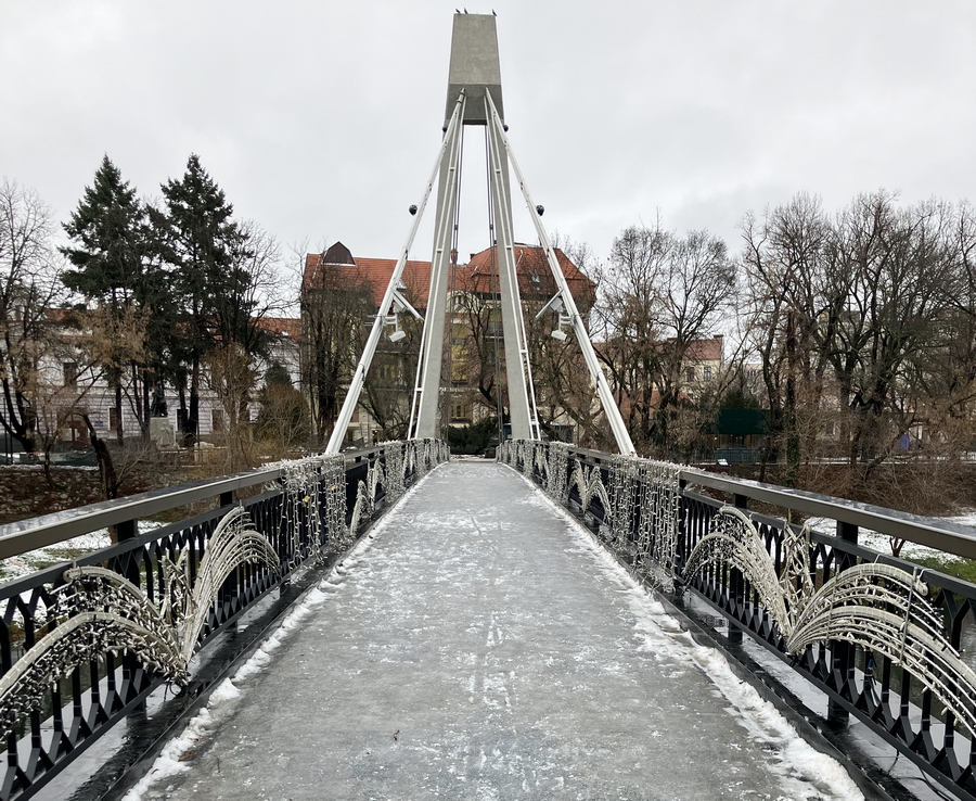 Singurul pod din Oradea dotat cu un sistem de degivrare a înghețat. Podul Intelectualilor, are o vechime de 150 de ani