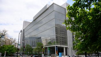 Banca Mondială a revizuit în creştere prognoza privind creşterea economică a României în 2025, mizând acum pe un avans de 0,8%, faţă de 0,4% într-un raport din octombrie. Estimările pentru 2026 rămân la 1,3%