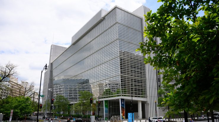 Banca Mondială a revizuit în creştere prognoza privind creşterea economică a României în 2025, mizând acum pe un avans de 0,8%, faţă de 0,4% într-un raport din octombrie. Estimările pentru 2026 rămân la 1,3%