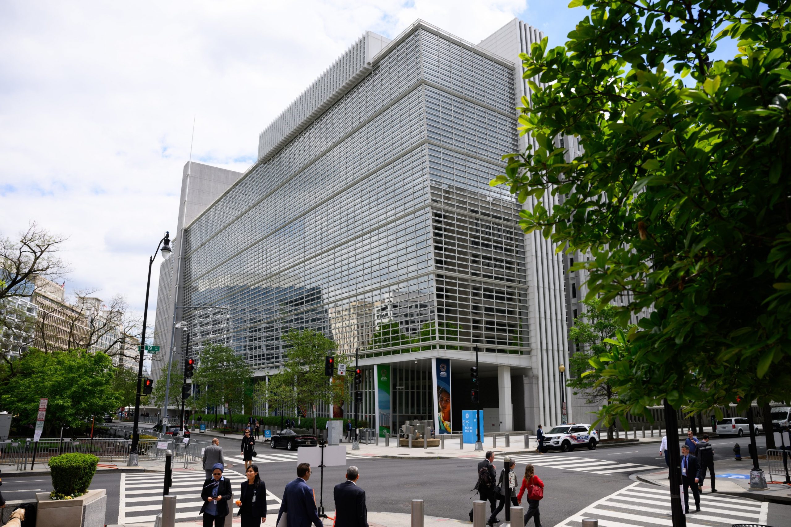 Banca Mondială a revizuit în creştere prognoza privind creşterea economică a României în 2025, mizând acum pe un avans de 0,8%, faţă de 0,4% într-un raport din octombrie. Estimările pentru 2026 rămân la 1,3%