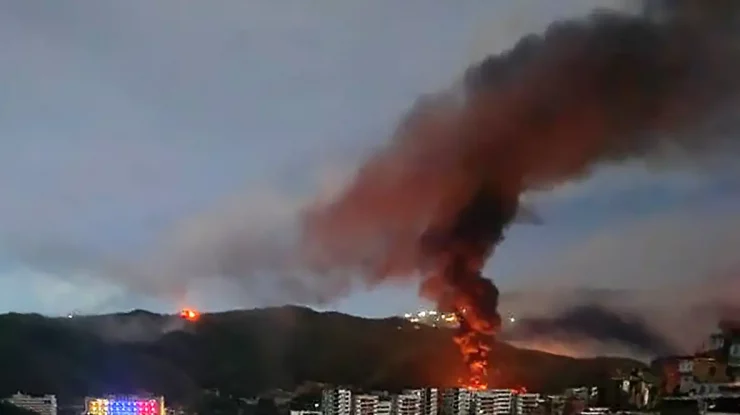 BREAKING NEWS. Trump confirmă atacul asupra Venezuelei și capturarea Președintelui Maduro și a soției sale. Au fost raportate explozii, coloane de fum și pene de curent în Caracas. Trump: „Statele Unite ale Americii au efectuat cu succes un atac de amploare”