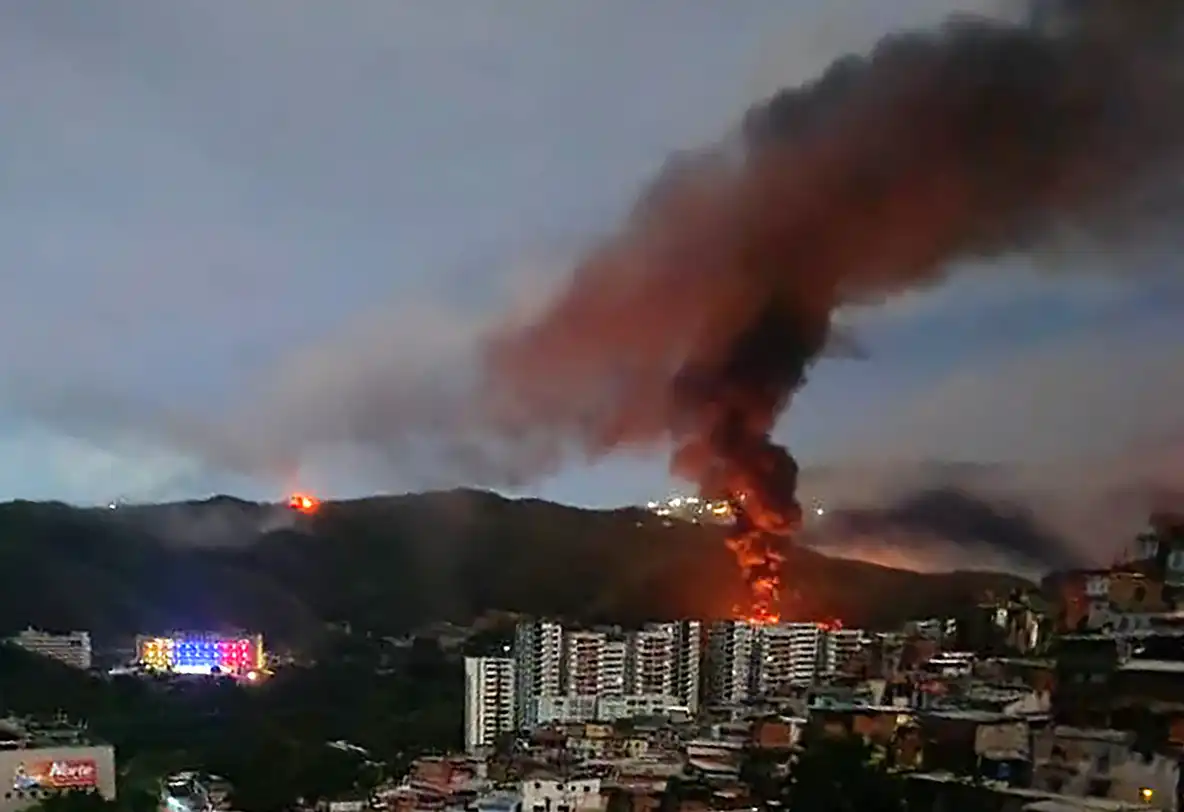 BREAKING NEWS. Trump confirmă atacul asupra Venezuelei și capturarea Președintelui Maduro și a soției sale. Au fost raportate explozii, coloane de fum și pene de curent în Caracas. Trump: „Statele Unite ale Americii au efectuat cu succes un atac de amploare”