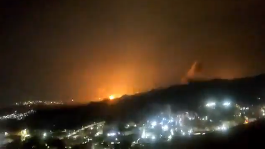BREAKING NEWS. Trump confirmă atacul asupra Venezuelei și capturarea Președintelui Maduro și a soției sale. Au fost raportate explozii, coloane de fum și pene de curent în Caracas. Trump: „Statele Unite ale Americii au efectuat cu succes un atac de amploare”
