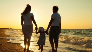 Te simți singur? În Japonia poți „închiria” rude. Actorii pot juca rolul de tată, soție sau coleg. Cum au ajuns „familiile închiriate” o afacere de milioane în Japonia