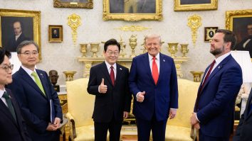 Donald Trump majorează tarifele pentru importurile din Coreea de Sud la 25%, acuzând întârzierea ratificării unui acord comercial. Seul cere discuții cu Washington