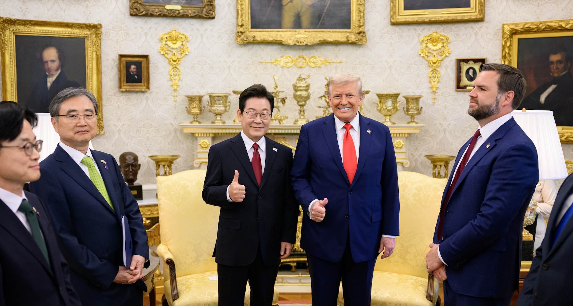 Donald Trump majorează tarifele pentru importurile din Coreea de Sud la 25%, acuzând întârzierea ratificării unui acord comercial. Seul cere discuții cu Washington