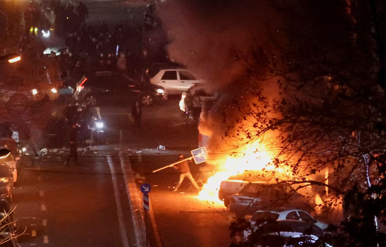 2.000 de oameni au fost uciși în protestele violente din Iran. Trump analizează toate opțiunile SUA pentru o intervenție militară, după ce a avertizat regimul iranian că îl va „distruge” dacă omoară protestatari