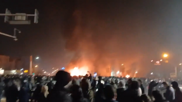 Proteste violente anti-regim în Iran: Protestatarii au început să dea foc clădirilor guvernamentale, în timp ce forțele de ordine sporesc represiunea. Trump amenință regimul de la Teheran: „Dacă omorâți protestatari, vă distrugem”