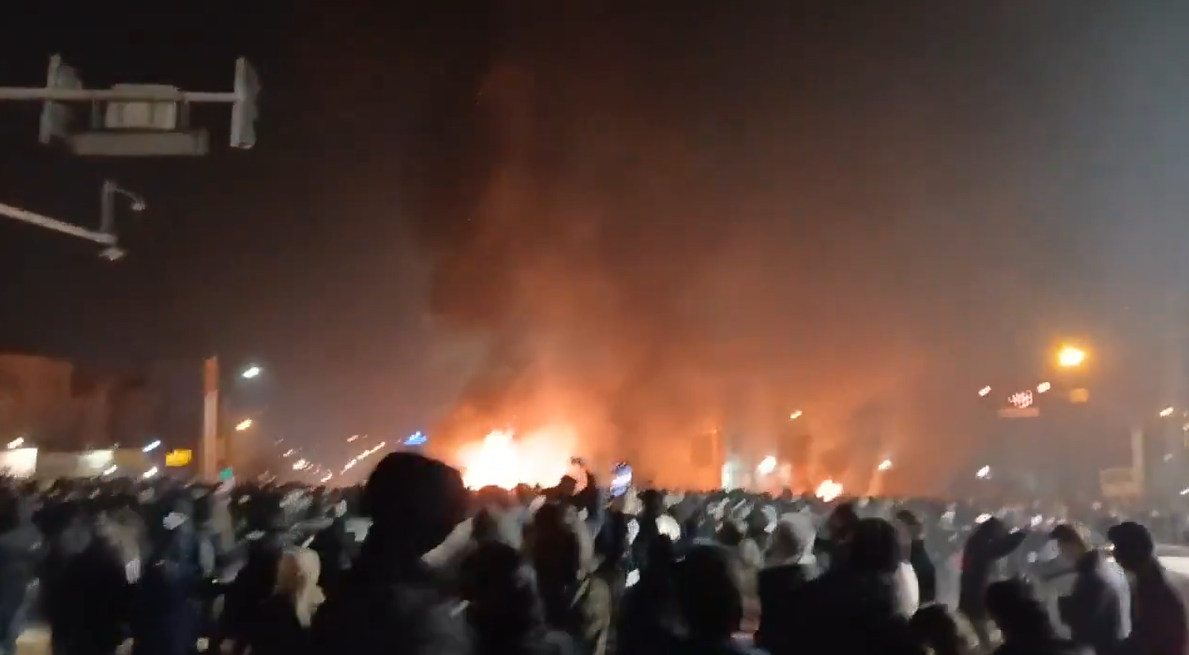 Proteste violente anti-regim în Iran: Protestatarii au început să dea foc clădirilor guvernamentale, în timp ce forțele de ordine sporesc represiunea. Trump amenință regimul de la Teheran: „Dacă omorâți protestatari, vă distrugem”