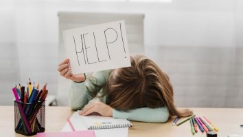 Psihologul Radu Leca a lansat „Ghidul pentru Anxietate”, gratuit pentru toți studenții din țară. Leca: „Copiii aceștia au nevoie de ajutor; nu de alta, dar ei reprezintă viitorul României”