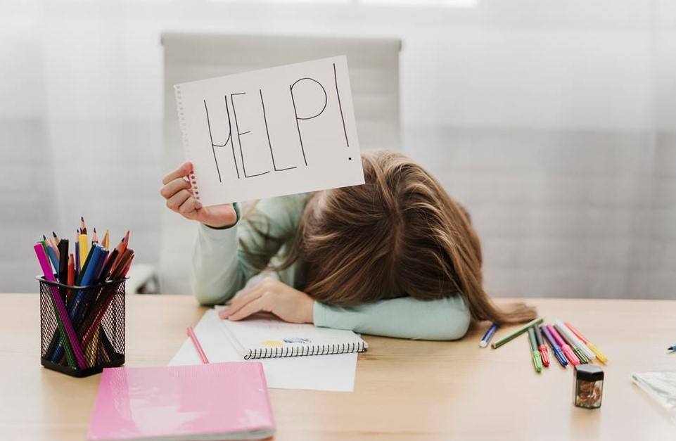 Psihologul Radu Leca a lansat „Ghidul pentru Anxietate”, gratuit pentru toți studenții din țară. Leca: „Copiii aceștia au nevoie de ajutor; nu de alta, dar ei reprezintă viitorul României”