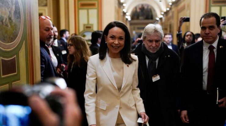 María Corina Machado îi oferă lui Trump medalia Premiului Nobel pentru Pace, în cadrul primei lor întâlniri de la Casa Albă