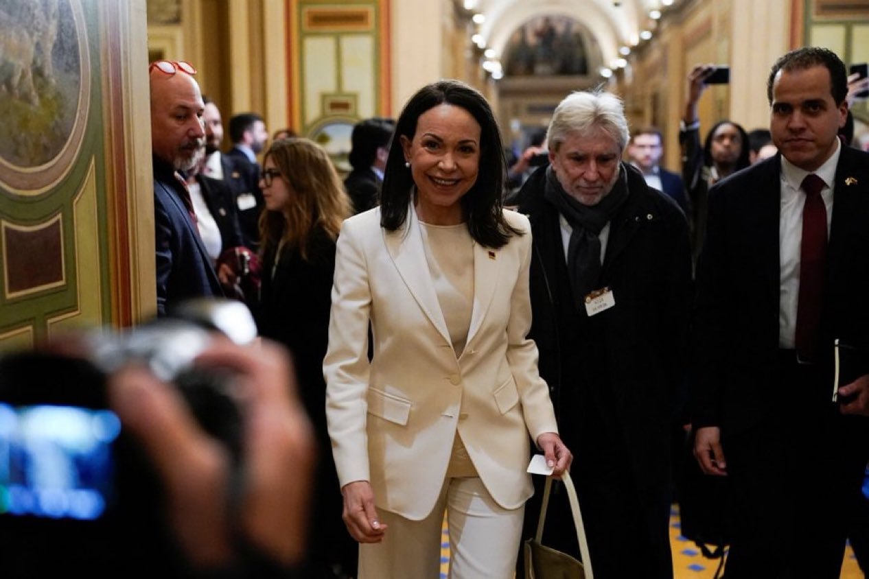 María Corina Machado îi oferă lui Trump medalia Premiului Nobel pentru Pace, în cadrul primei lor întâlniri de la Casa Albă