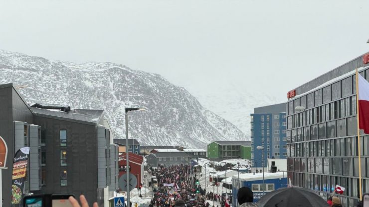 „Jos labele de pe Groenlanda”: Mii de groenlandezi și danezi au ieșit să protesteze față de planul lui Trump de a anexa insula arctică
