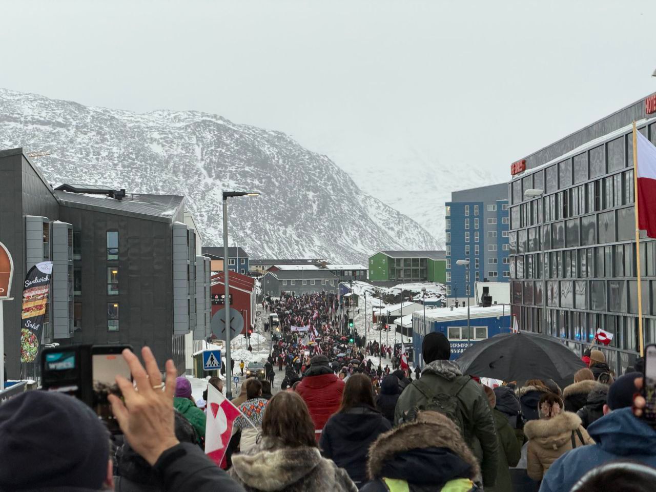 „Jos labele de pe Groenlanda”: Mii de groenlandezi și danezi au ieșit să protesteze față de planul lui Trump de a anexa insula arctică
