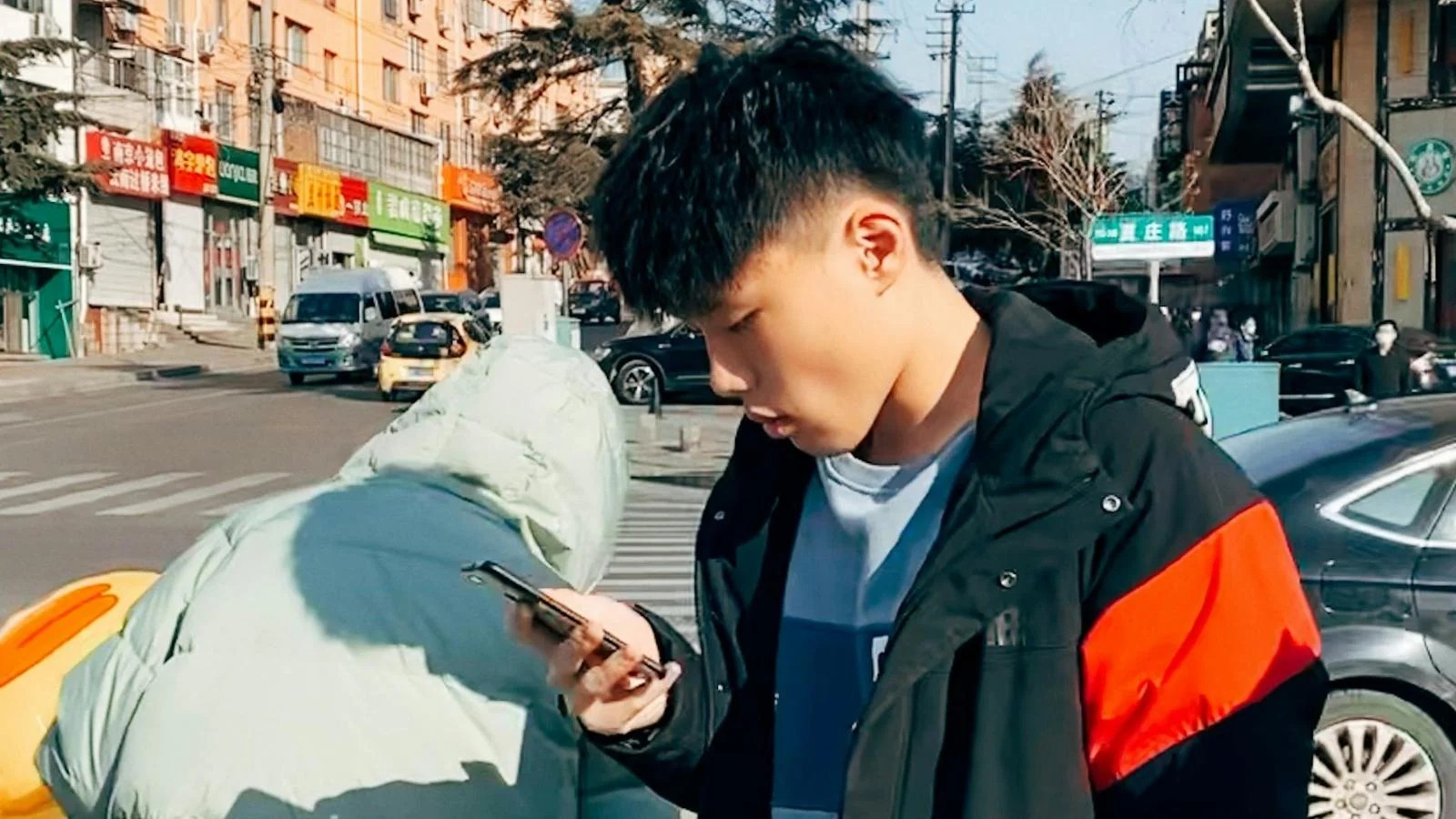 Tot mai mulți tineri care locuiesc singuri descarcă aplicația „Are You Dead?”: Trimite alerte dacă utilizatorul nu confirmă că e în viață