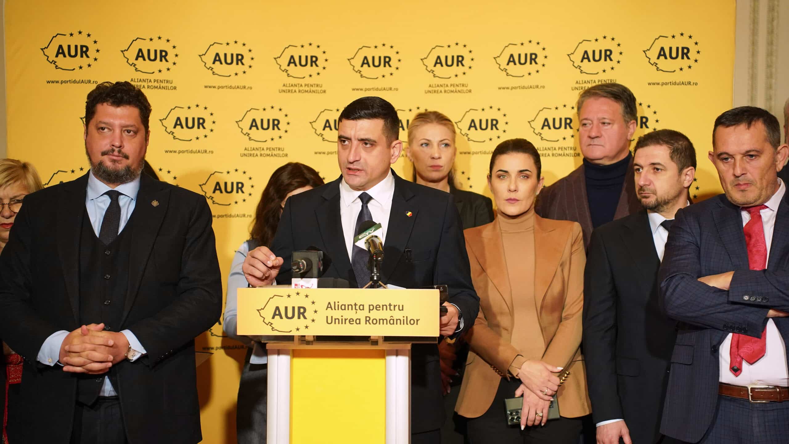 AUR îi atacă pe Nicușor Dan și pe Ilie Bolojan pentru votarea acordului Mercosur: „O trădare gravă a intereselor agricultorilor români”. Partidul lui Simion solicită PSD să voteze moțiunea împotriva Oanei Țoiu, altfel „să nu mai pretindă că este partid de opoziție”