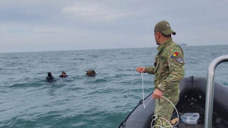 Scafandrii militari români au neutralizat o mină marină eșuată pe plaja din zona poligonului Midia, anunță MApN. Este a opta mină distrusă de la începutul războiului din Ucraina