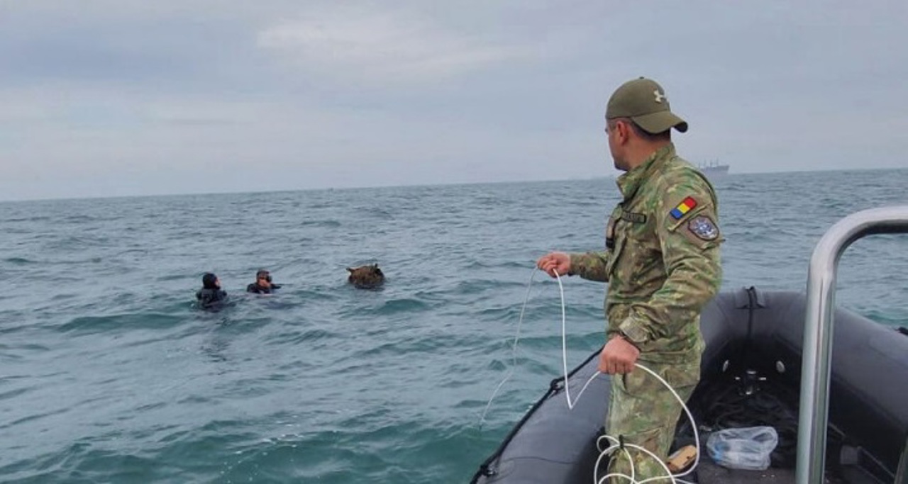 Scafandrii militari români au neutralizat o mină marină eșuată pe plaja din zona poligonului Midia, anunță MApN. Este a opta mină distrusă de la începutul războiului din Ucraina