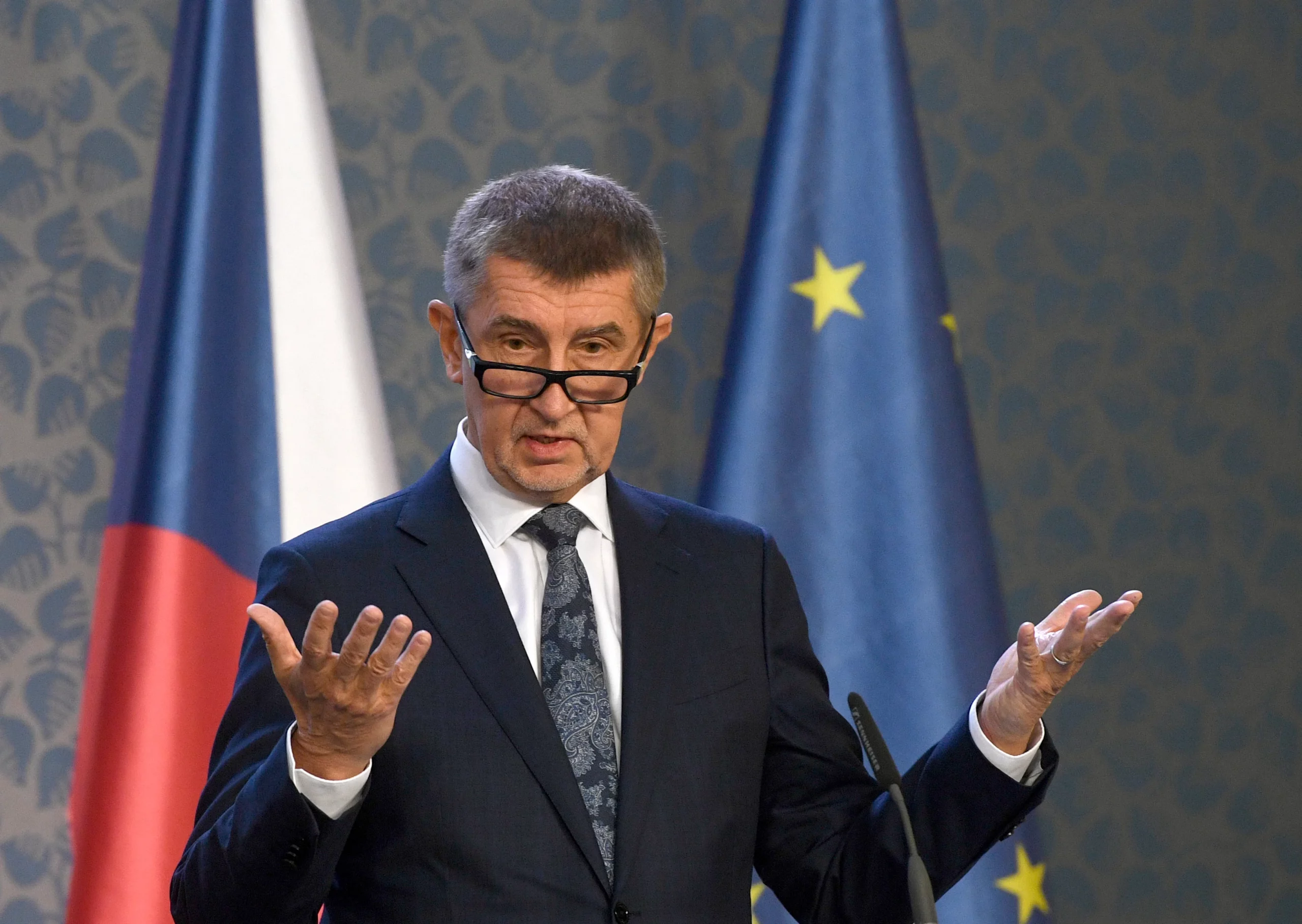 Premierul ceh Andrej Babiš anunță că va achiziționa cele 24 de avioane americane F-35 comandate de Guvernul precedent, pe care le-a criticat agresiv în campania electorală: „Vrem, totuși, un acord mai bun”. Cum l-a determinat Trump să se răzgândească