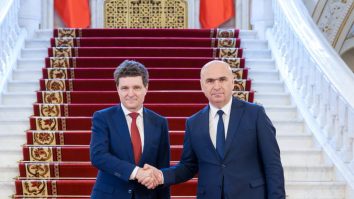 Un sondaj INSCOP dezvăluie că 70% dintre români nu au încredere în Nicușor Dan, iar procentele sunt la fel de proaste pentru Guvern și Parlament. Bogdan Hofbauer, editor Aleph News: „Sunt cifrele groazei pentru clasa politică. Românii sunt revoltați, nemulțumiți”