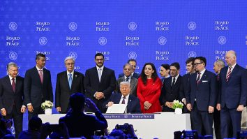 Trump a fost din nou în centrul atenției la Davos, după ce a anunțat acordul-cadru pentru Groenlanda și a inaugurat Consiliul pentru Pace. Marcela Feraru, editor corespondent Aleph News în Franța: „Președintele SUA a transformat Forumul Economic Mondial în tribună personală”