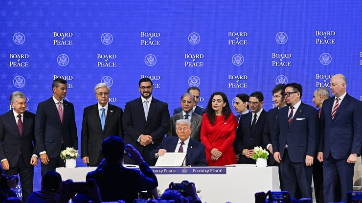 Trump a fost din nou în centrul atenției la Davos, după ce a anunțat acordul-cadru pentru Groenlanda și a inaugurat Consiliul pentru Pace. Marcela Feraru, editor corespondent Aleph News în Franța: „Președintele SUA a transformat Forumul Economic Mondial în tribună personală”