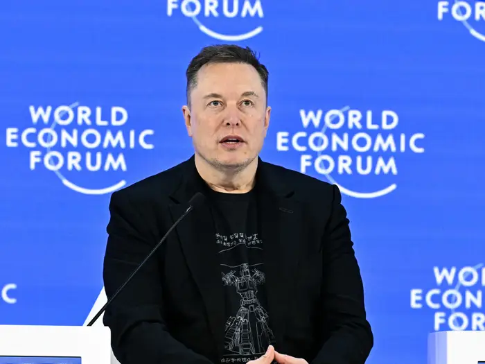 Elon Musk participă la Davos pentru prima dată, după ani de zile în care a criticat Forumul. Miliardarul trage un semnal de alarmă în privința Inteligenței Artificiale: „Ne-am putea trezi într-un film Terminator dacă nu avem grijă”
