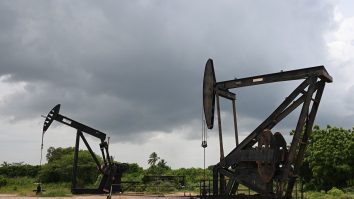 Statele Unite au finalizat prima vânzare de petrol venezuelean, în valoare de 500 de milioane de dolari. Veniturile sunt păstrate în conturi supravegheate de Administrația Trump