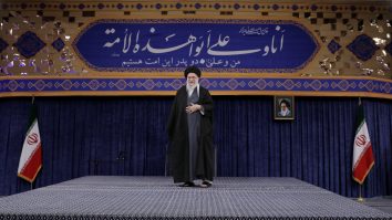 Iranul acuză oficial „agenții străini” pentru revoltele din peste 110 orașe. Ali Khamenei: „Protestatarii vor să-i facă pe plac Președintelui Trump, care are mâinile pătate cu sângele a peste 1.000 de iranieni”