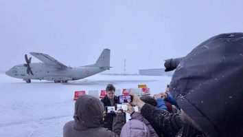 Nicușor Dan a amânat din nou revenirea în România. Președintele a rămas blocat pe aeroportul din Paris din cauza ninsorilor puternice: „Așteptăm până se curăță pista”