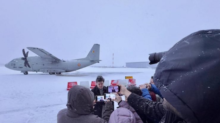 Nicușor Dan a amânat din nou revenirea în România. Președintele a rămas blocat pe aeroportul din Paris din cauza ninsorilor puternice: „Așteptăm până se curăță pista”