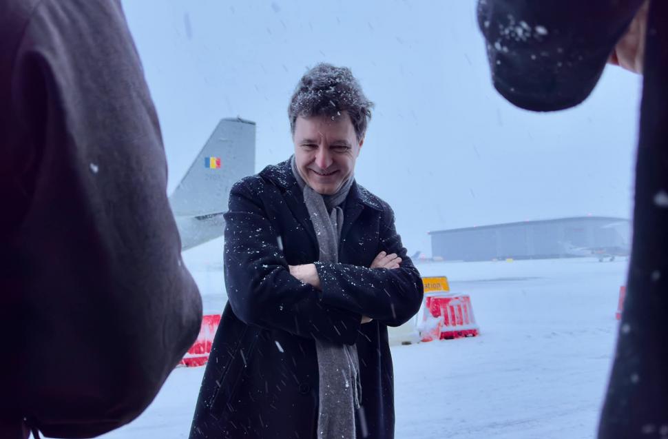 Nicușor Dan a reușit să plece din Paris cu o aeronavă Spartan, după 8 ore în care a stat blocat din cauza vremii. Cât de bune sunt aceste aeronave militare? România nu are un avion prezidențial