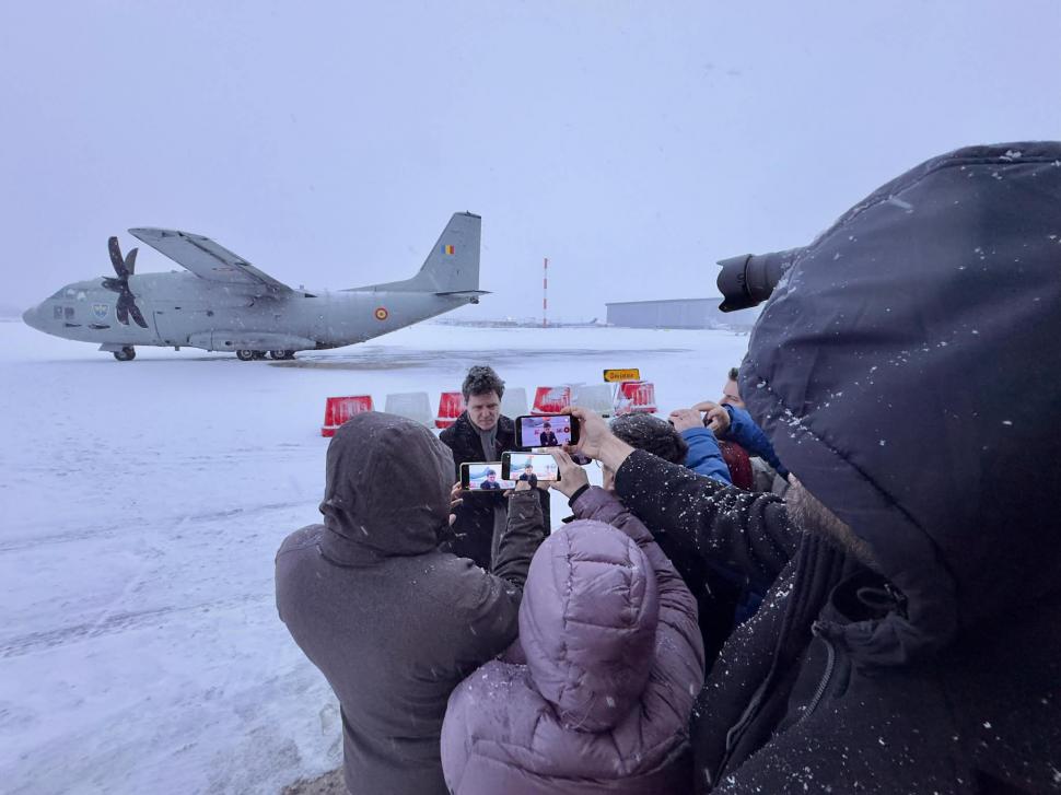 Nicușor Dan a amânat din nou revenirea în România. Președintele a rămas blocat pe aeroportul din Paris din cauza ninsorilor puternice: „Așteptăm până se curăță pista”