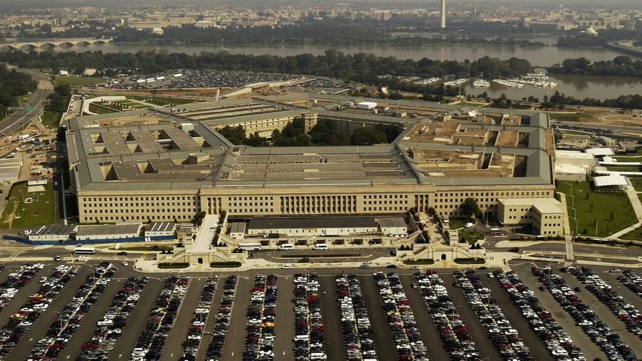 Tensiuni în Minnesota. Pentagonul pregătește 1.500 de militari pentru o posibilă desfășurare, după protestele violente