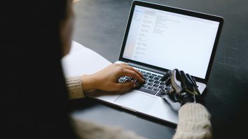 Cum ar putea arăta lumea în 2050? Profesorii ar putea fi roboți, iar elevii ar putea învăța cum să folosească roboți injectabili. Ce spun experții despre o bază locuibilă pe Lună