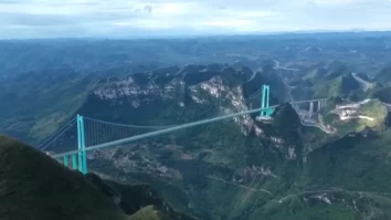 China inaugurează Huajiang Canyon, cel mai înalt pod din lume