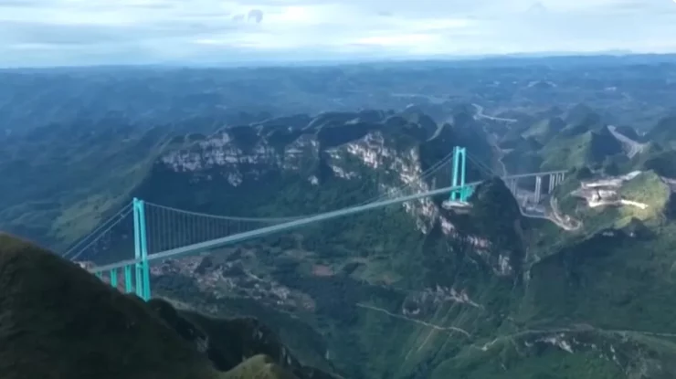 China inaugurează Huajiang Canyon, cel mai înalt pod din lume