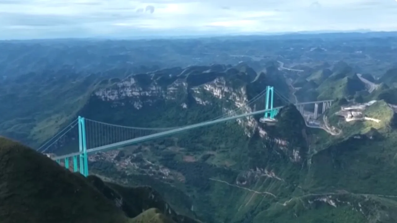 China inaugurează Huajiang Canyon, cel mai înalt pod din lume
