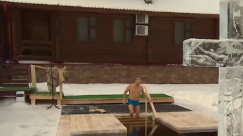 VIDEO. Imagini virale cu Putin, la bustul gol de Bobotează. Președintele rus s-a scăldat în apă înghețată și și-a făcut semnul crucii. Emisarul său special, Dmitriev, face apel la „combaterea Satanismului”